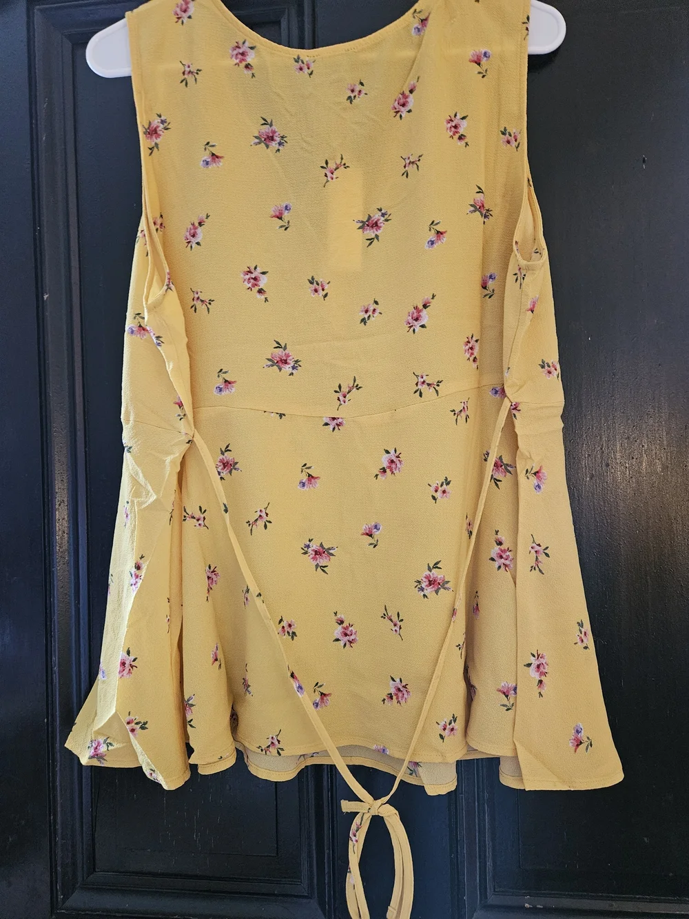 Zenobia Yellow Floral V-Neck Sleeveless Peplum Top - Picture 2 of 3